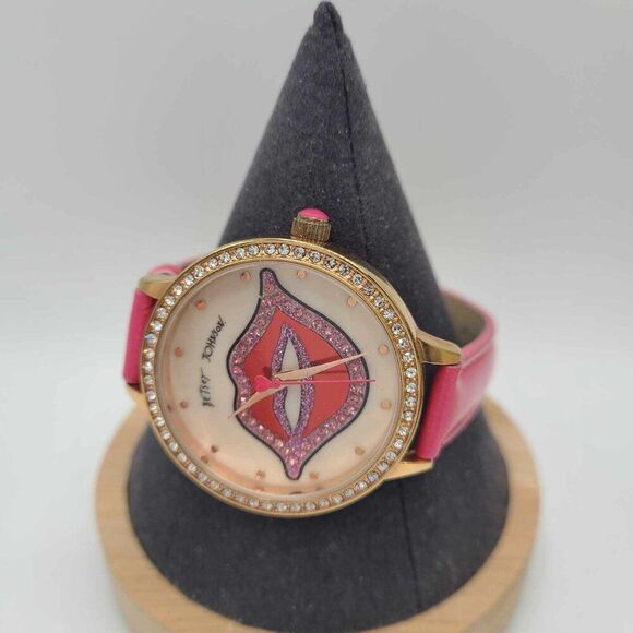 Betsey Johnson Mother of Pearl Lips watch with Pink Leather Band NWOT! WORKS! - Picture 3 of 9